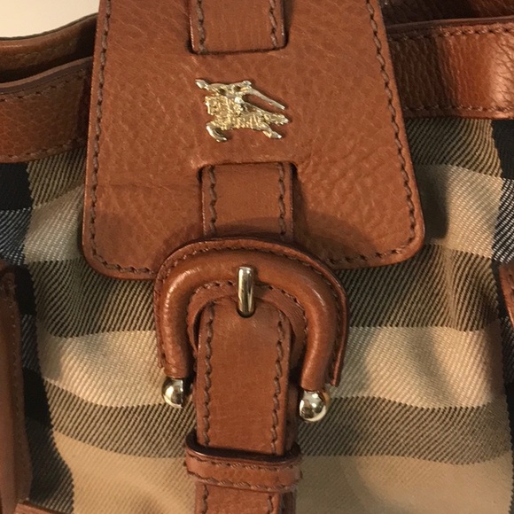 BURBERRY STUNNING BAGUETTE STYLE AUTHENTIC BAG WITH EXTRA STORAGE POCKETS - Picture 7 of 16